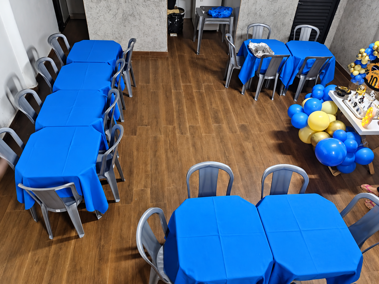 Salão de festa decorado em azul e dourado