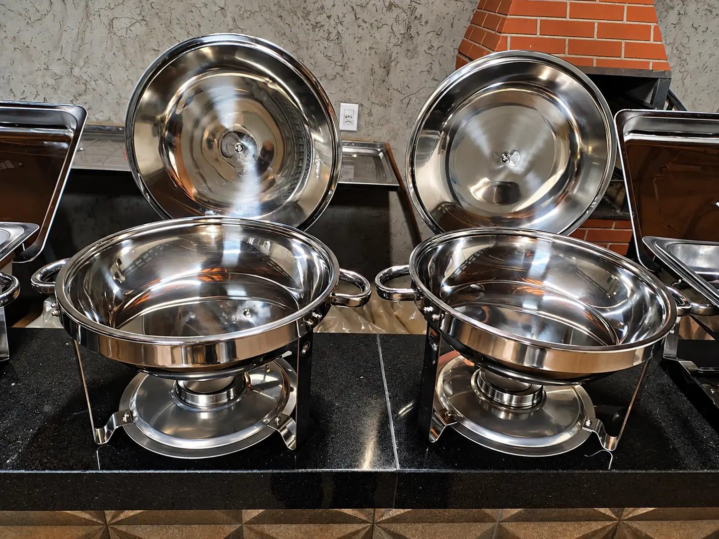 Buffet com réchauds de inox brilhantes