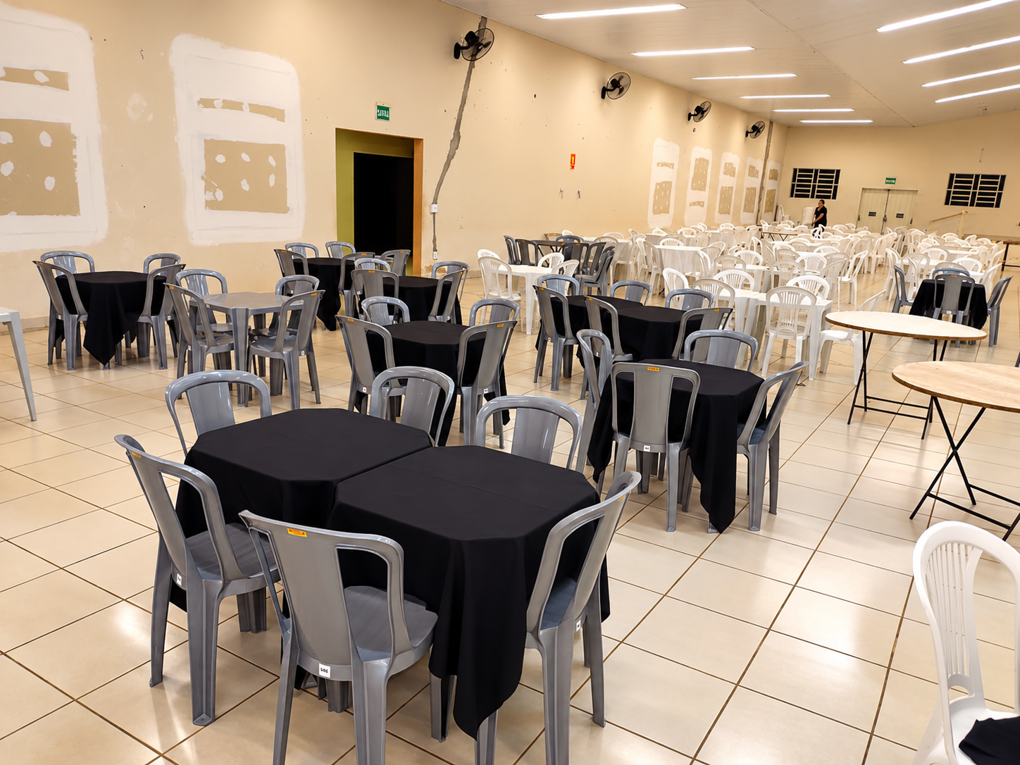 Salão de eventos preparado para recepção