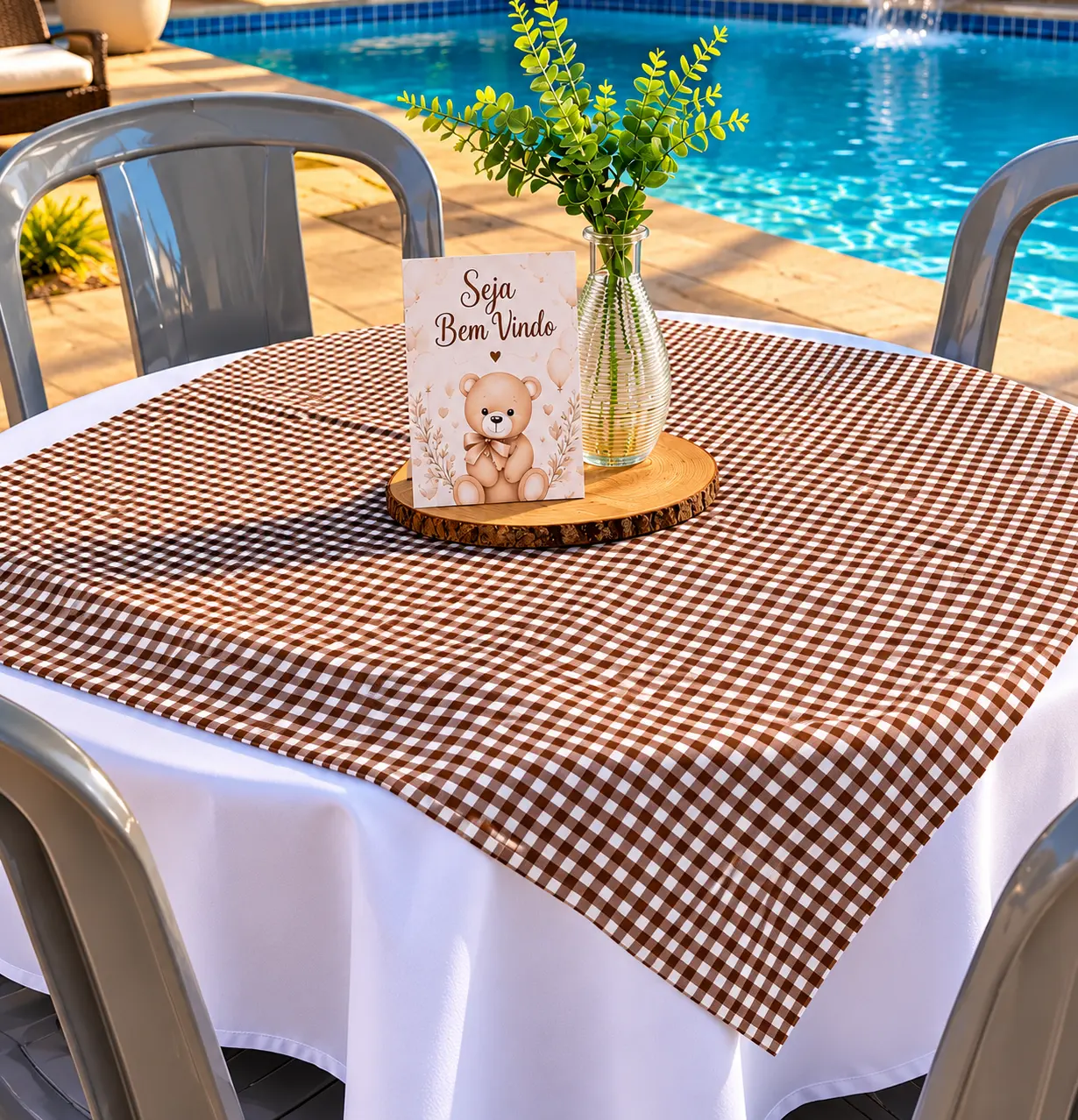 Mesa de boas-vindas à beira da piscina